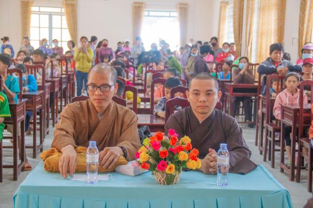 Trao Tặng 100 Suất Học Bổng Đến Trẻ Em Nghèo Hiếu Học Tại Quê Hương Cố HT Thích Trí Tịnh