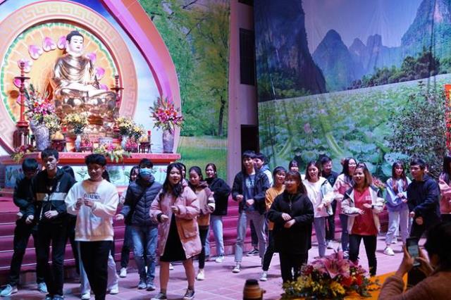 Hà Nội: Gần 400 bạn trẻ trở về chùa Bằng để “Khép lại quá khứ, mở cửa tương lai”