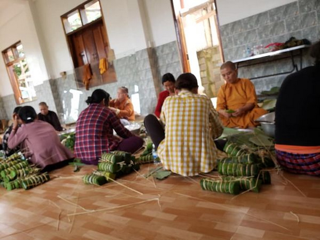 Tịnh xá Ngọc Huy gói bánh tặng đồng bào miền Trung