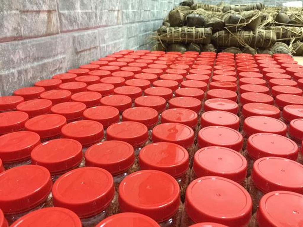 Tịnh xá Ngọc Huy gói bánh tặng đồng bào miền Trung