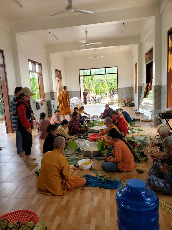 Tịnh xá Ngọc Huy gói bánh tặng đồng bào miền Trung