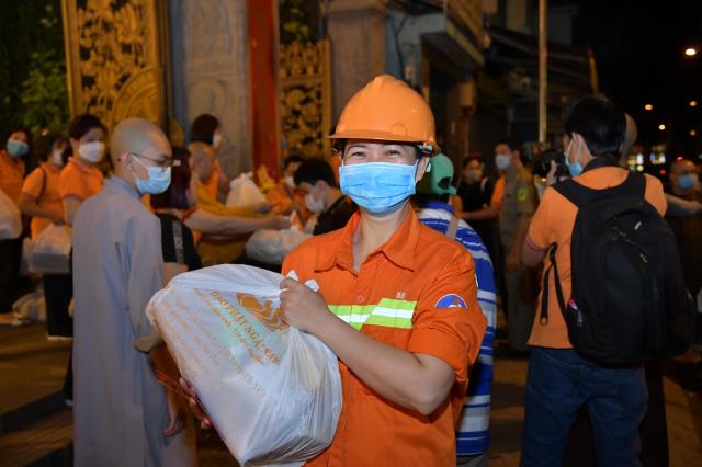 Chùa Giác Ngộ - Quỹ Đạo Phật Ngày Nay mang 1.000 món quà sưởi ấm đêm giao thừa