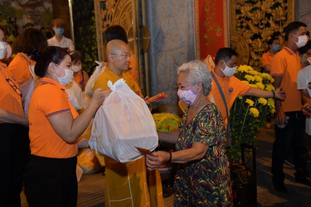Chùa Giác Ngộ - Quỹ Đạo Phật Ngày Nay mang 1.000 món quà sưởi ấm đêm giao thừa