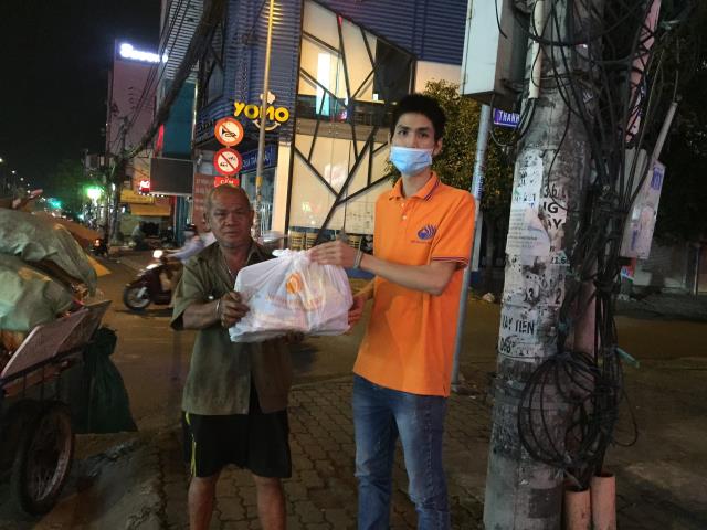 Chùa Giác Ngộ - Quỹ Đạo Phật Ngày Nay mang 1.000 món quà sưởi ấm đêm giao thừa