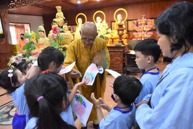 Chơi vui, học tốt trong khóa tu Búp Sen Từ Bi