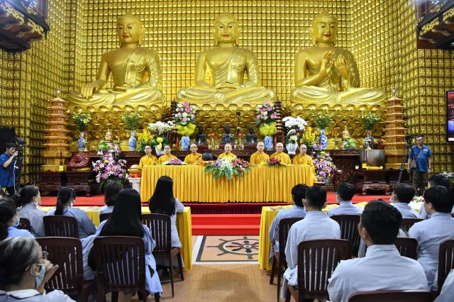 TP.HCM: Hơn 700 thiện nam, tín nữ quy y nhân kỷ niệm Phật thành đạo (08-12 AL)