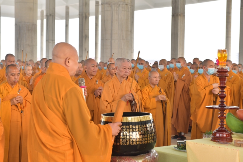 HVPGVN tại TP.HCM: Trang nghiêm Lễ ráp mái đại hùng bảo điện