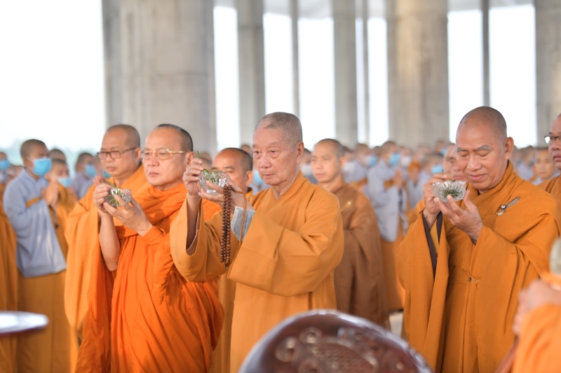 HVPGVN tại TP.HCM: Trang nghiêm Lễ ráp mái đại hùng bảo điện