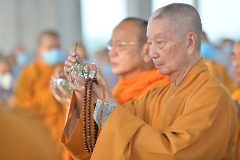 HVPGVN tại TP.HCM: Trang nghiêm Lễ ráp mái đại hùng bảo điện