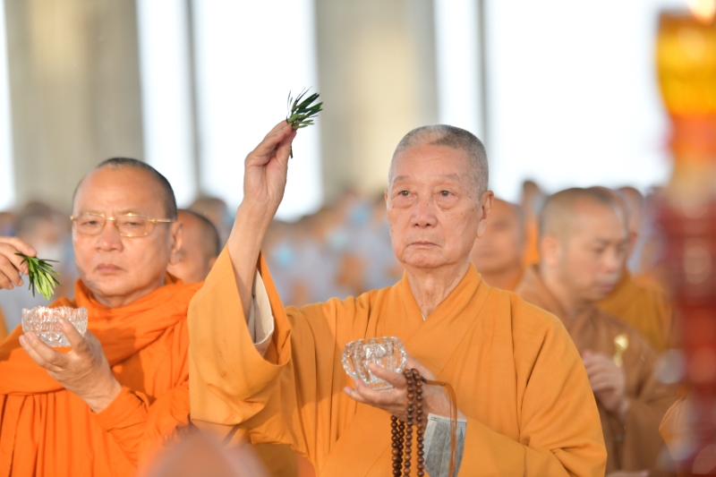 HVPGVN tại TP.HCM: Trang nghiêm Lễ ráp mái đại hùng bảo điện