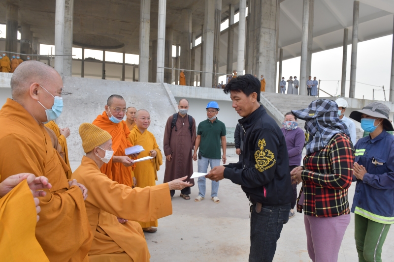 HVPGVN tại TP.HCM: Trang nghiêm Lễ ráp mái đại hùng bảo điện