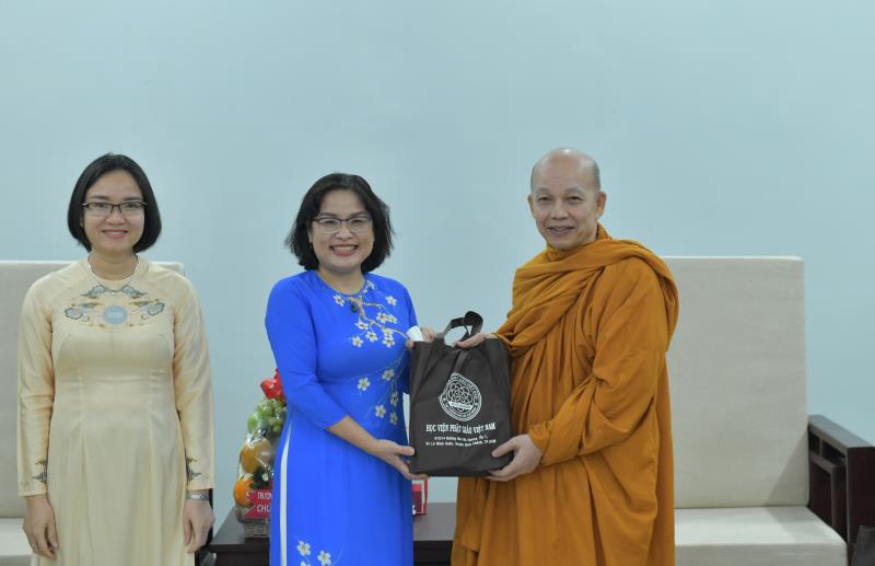 Phái đoàn trường Đại học Khoa học xã hội &amp; Nhân văn thăm và chúc tết tại Học viện Phật giáo Việt Nam tại Tp.HCM