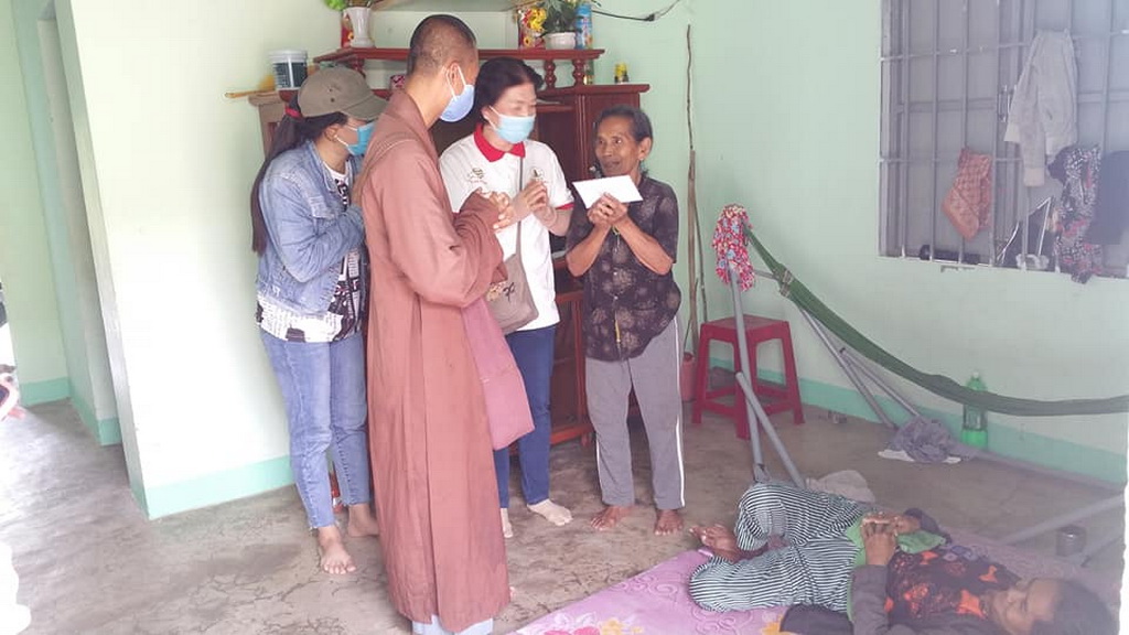 Nhóm từ thiện Bước Chân Yêu Thương Ninh Hòa tặng quà đầu năm