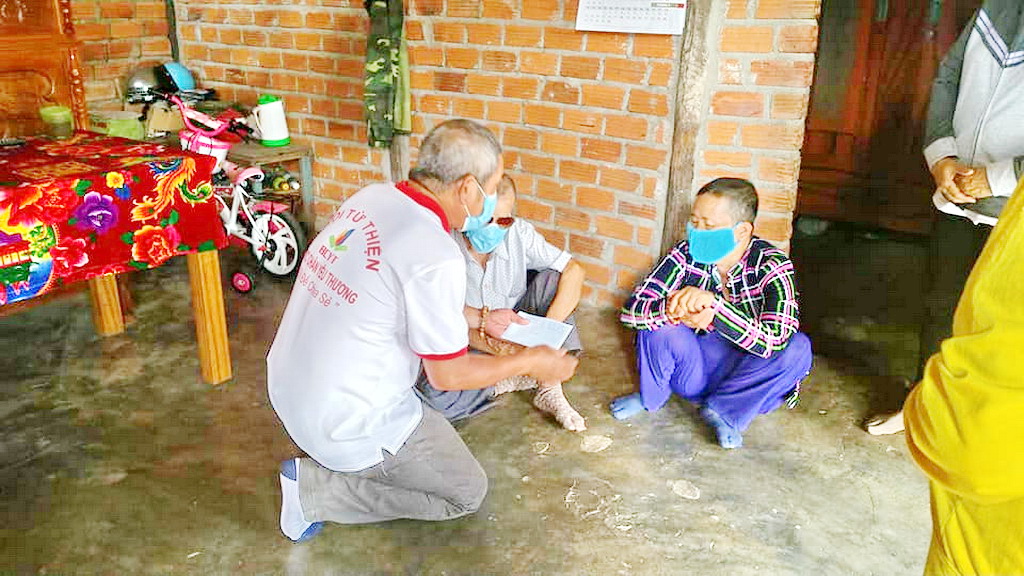 Nhóm từ thiện Bước Chân Yêu Thương Ninh Hòa tặng quà đầu năm