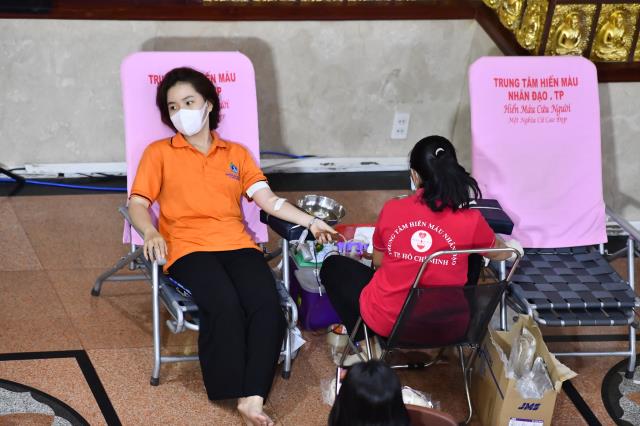 Hơn 1.000 người tham gia hiến máu nhân đạo vào 2 ngày cuối tuần tại chùa Giác Ngộ