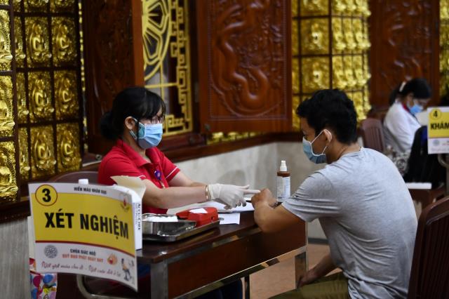 Hơn 1.000 người tham gia hiến máu nhân đạo vào 2 ngày cuối tuần tại chùa Giác Ngộ