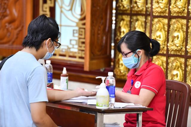 Hơn 1.000 người tham gia hiến máu nhân đạo vào 2 ngày cuối tuần tại chùa Giác Ngộ