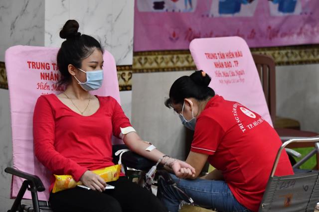Hơn 1.000 người tham gia hiến máu nhân đạo vào 2 ngày cuối tuần tại chùa Giác Ngộ