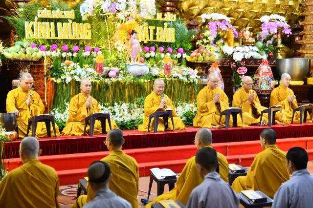 Trang nghiêm Lễ tắm Phật online ngày Rằm tháng Tư