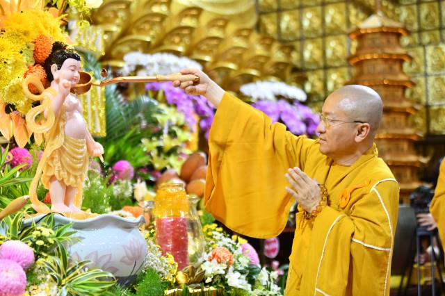 Trang nghiêm Lễ tắm Phật online ngày Rằm tháng Tư