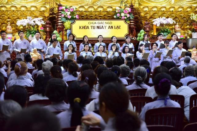 Khóa tu Ngày An Lạc: Khổ đau tan biến qua từng trang Kinh