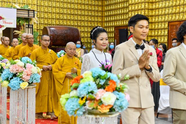 Lễ hằng thuận đôi trước ba ngôi Tam bảo