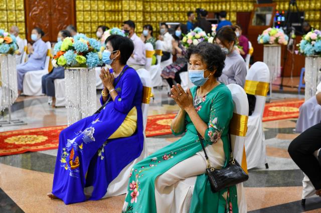 Lễ hằng thuận đôi trước ba ngôi Tam bảo