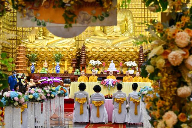 Lễ hằng thuận đôi trước ba ngôi Tam bảo