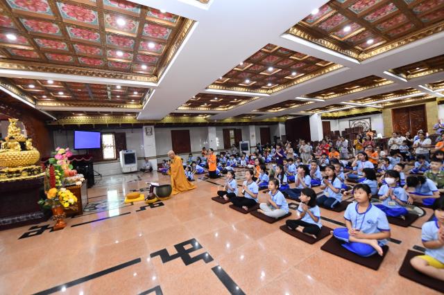 Khóa tu Búp Sen Từ Bi: Những bài đạo đức nhỏ góp nhặt nên nhân cách lớn