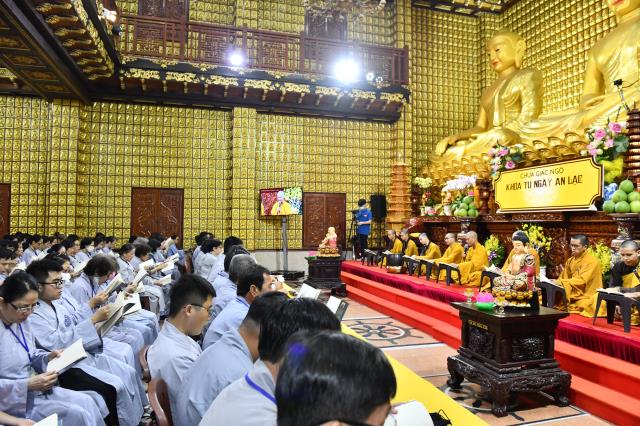 Khóa tu Ngày An Lạc: Khổ đau tan biến qua từng trang Kinh
