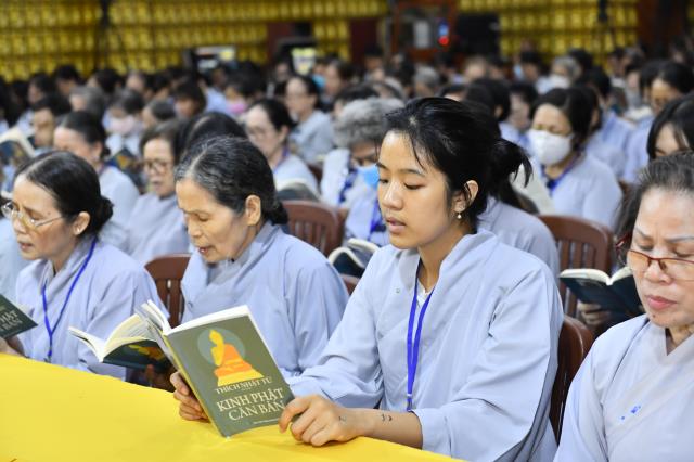 Khóa tu Ngày An Lạc: Khổ đau tan biến qua từng trang Kinh
