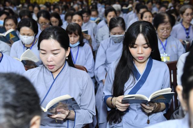 Khóa tu Ngày An Lạc: Khổ đau tan biến qua từng trang Kinh