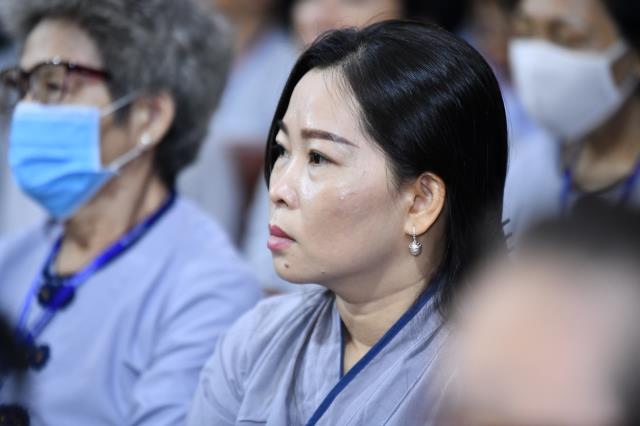 Khóa tu Ngày An Lạc: Khổ đau tan biến qua từng trang Kinh