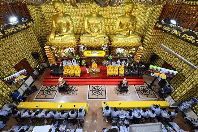 Khóa tu Ngày An Lạc: Khổ đau tan biến qua từng trang Kinh