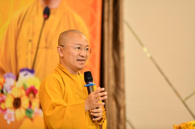 TT. Nhật Từ thuyết giảng về “Mê tín trong kinh doanh” trong chương trình Cà Phê Doanh Nhân của Quận Bình Thạnh