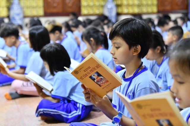 Khóa tu Thiếu nhi: Trẻ em là búp sen non/ Ngày ngày đi chùa, vẹn tròn hương thơm