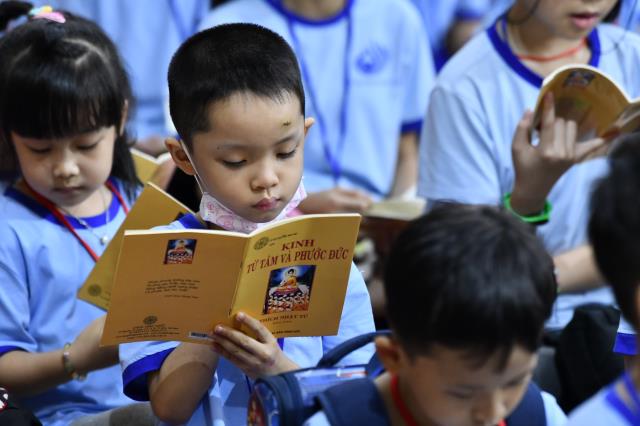 Khóa tu Thiếu nhi: Trẻ em là búp sen non/ Ngày ngày đi chùa, vẹn tròn hương thơm