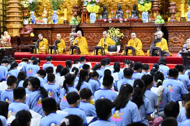 Khóa tu Thiếu nhi: Trẻ em là búp sen non/ Ngày ngày đi chùa, vẹn tròn hương thơm