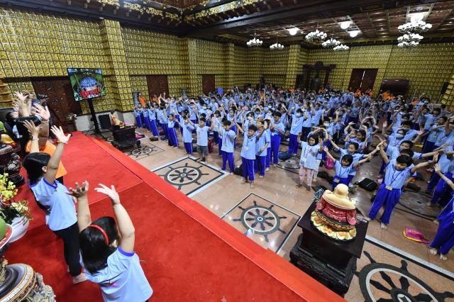 Khóa tu Thiếu nhi: Trẻ em là búp sen non/ Ngày ngày đi chùa, vẹn tròn hương thơm