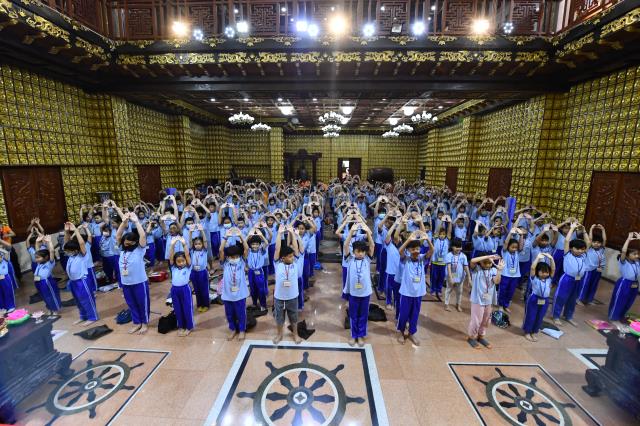 Khóa tu Thiếu nhi: Trẻ em là búp sen non/ Ngày ngày đi chùa, vẹn tròn hương thơm