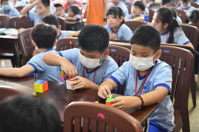 Khóa tu Thiếu nhi: Trẻ em là búp sen non/ Ngày ngày đi chùa, vẹn tròn hương thơm