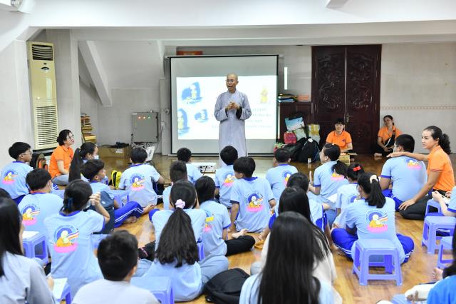 Khóa tu Thiếu nhi: Trẻ em là búp sen non/ Ngày ngày đi chùa, vẹn tròn hương thơm