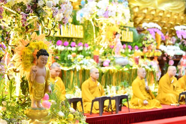 Trang nghiêm Lễ tắm Phật online ngày Rằm tháng Tư