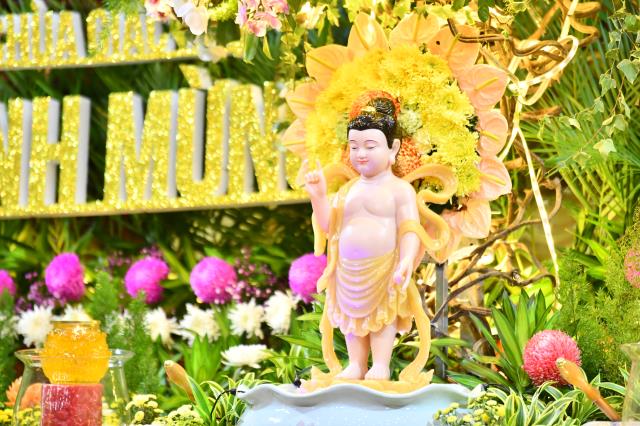 Trang nghiêm Lễ tắm Phật online ngày Rằm tháng Tư