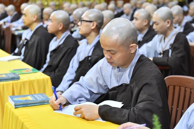 Bài giảng đầu tiên trong khóa tu Xuất Gia Gieo Duyên lần 8