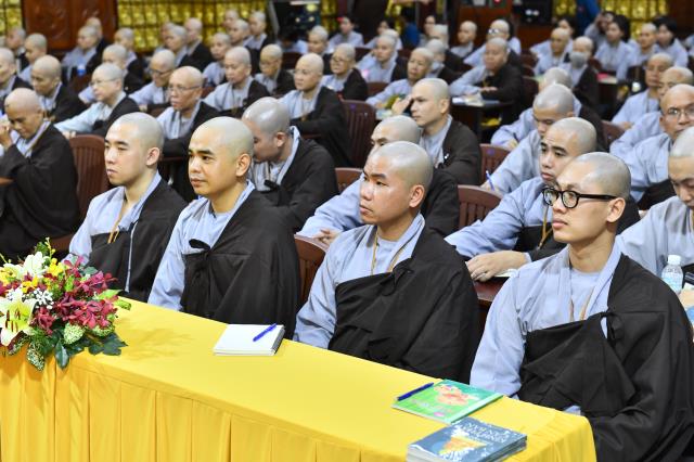 Bài giảng đầu tiên trong khóa tu Xuất Gia Gieo Duyên lần 8