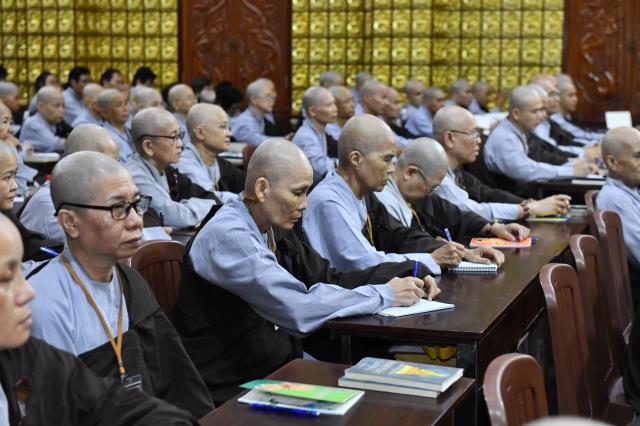 Bài giảng đầu tiên trong khóa tu Xuất Gia Gieo Duyên lần 8