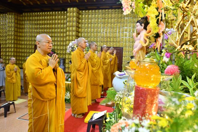 Trang nghiêm Lễ tắm Phật online ngày Rằm tháng Tư