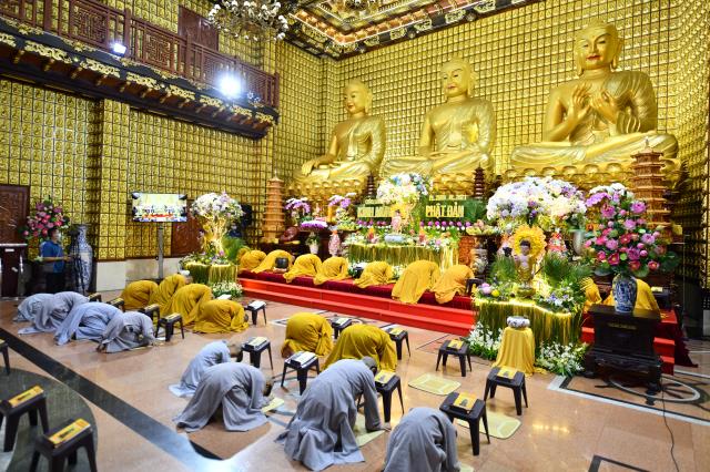 Trang nghiêm Lễ tắm Phật online ngày Rằm tháng Tư