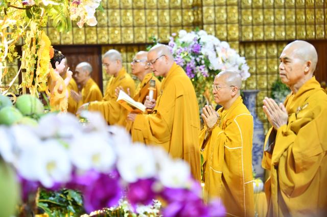 Trang nghiêm Lễ tắm Phật online ngày Rằm tháng Tư